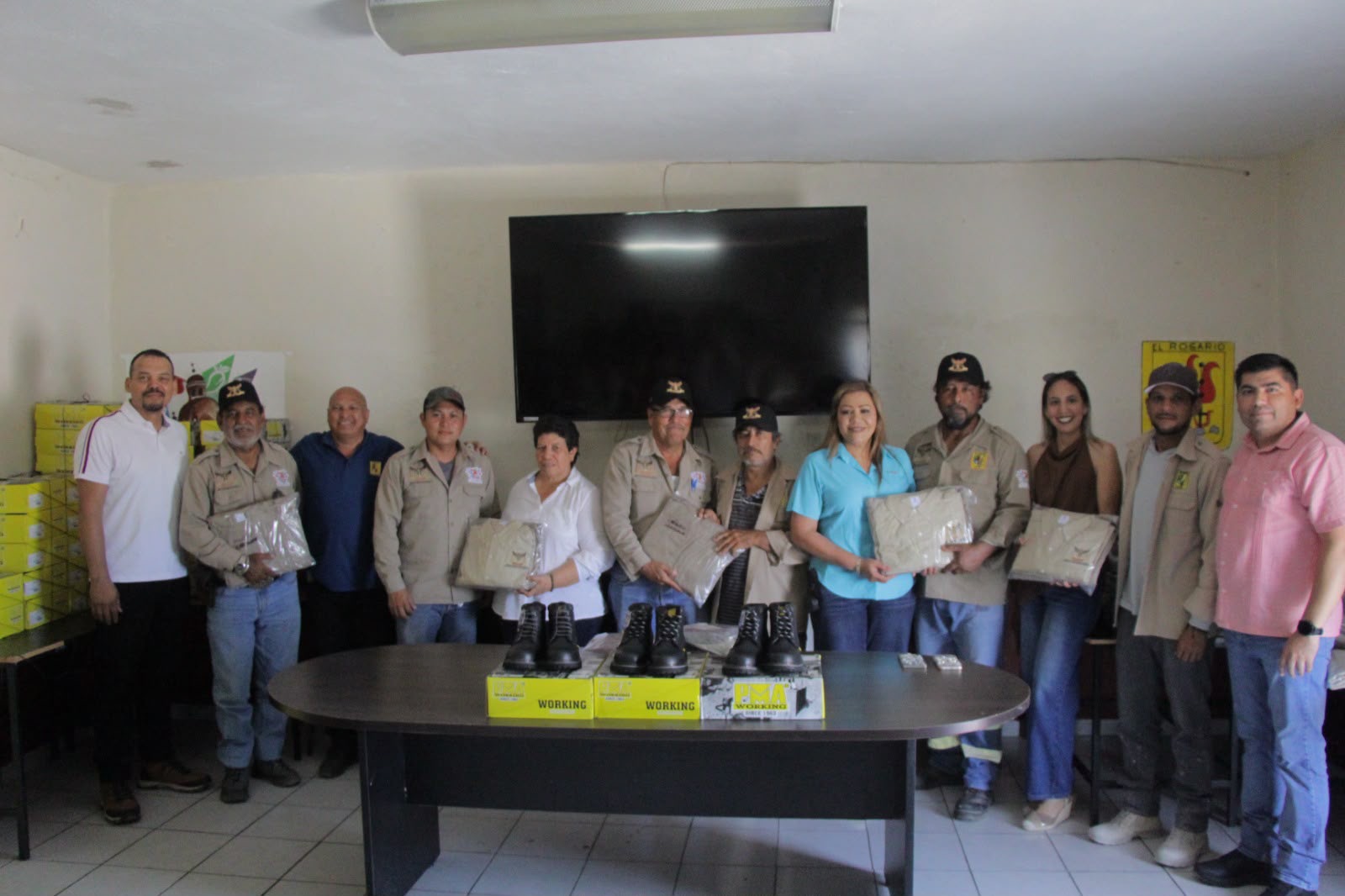 Entrega Claudia Valdez uniformes y calzado a trabajadores sindicalizados del Ayuntamiento