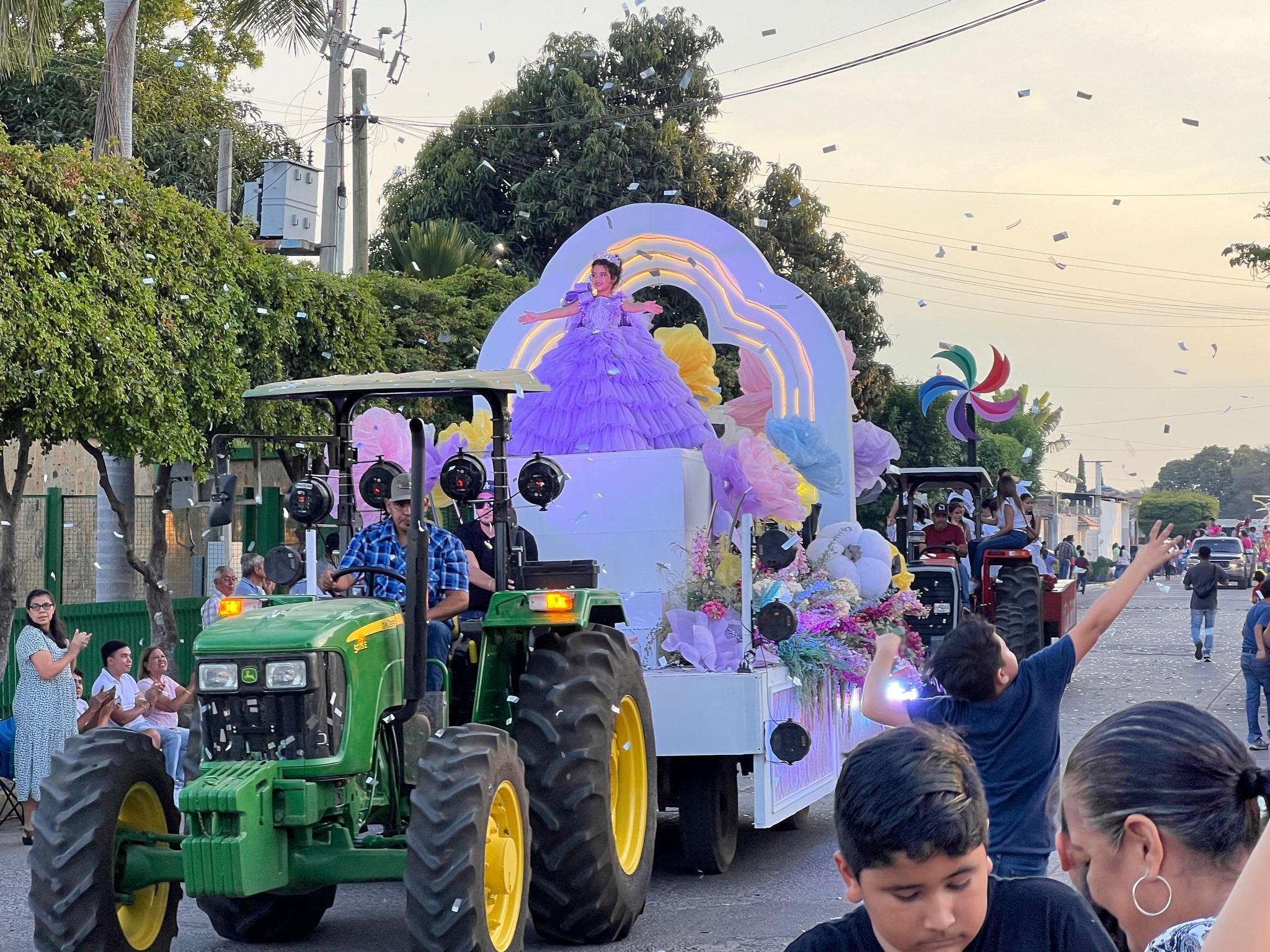 Colorido y alegre desfile de la Feria de la Primavera en El Rosario