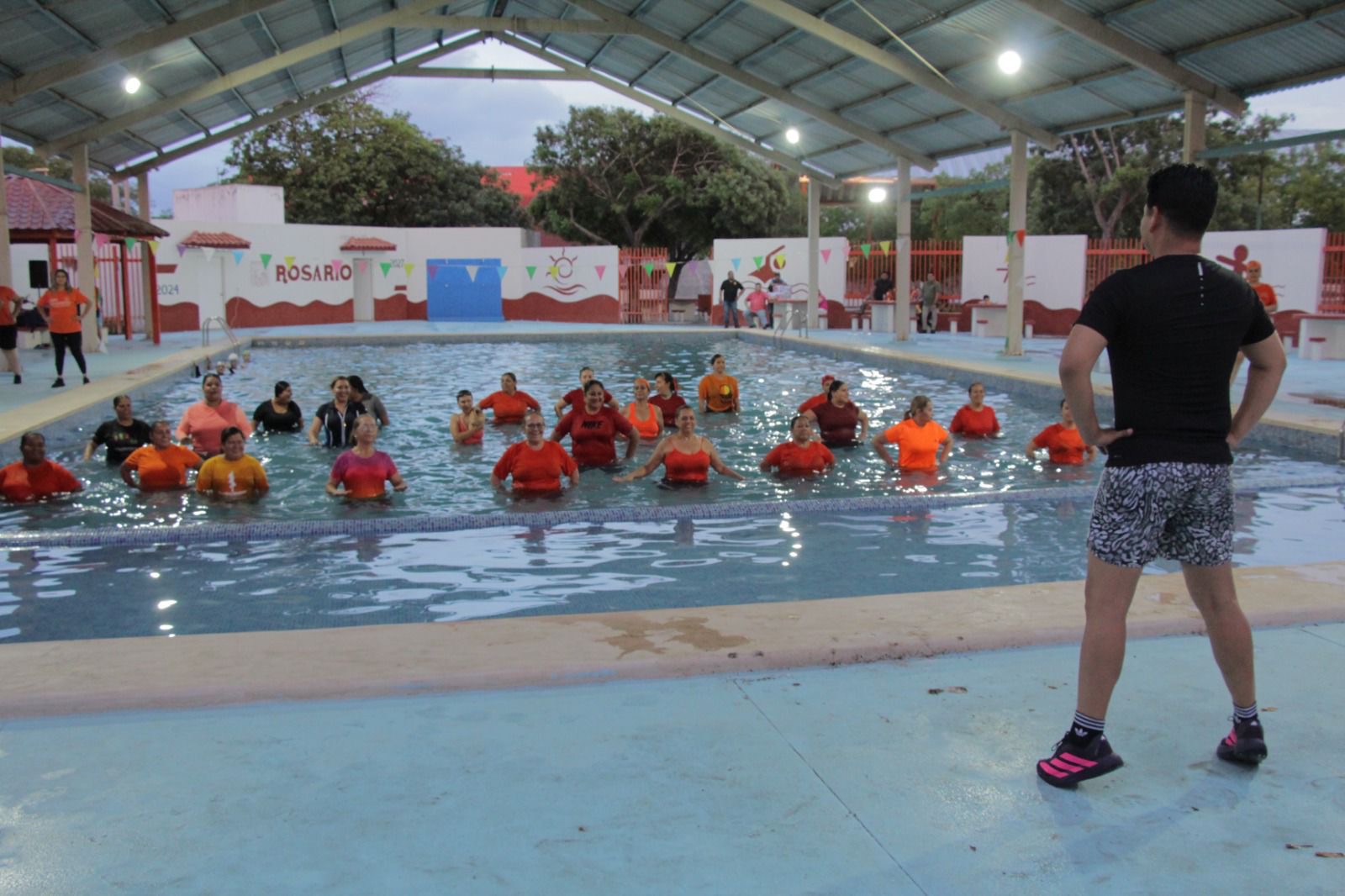 Gobierno de Rosario impulsa la igualdad de género con el Aquazumba Naranja.