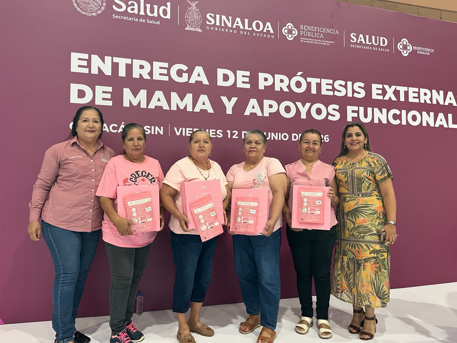 Este viernes siete mujeres rosarenses recibieron apoyo de prótesis externas de mama (brasieres), por parte de la Beneficencia Pública de Sinaloa.