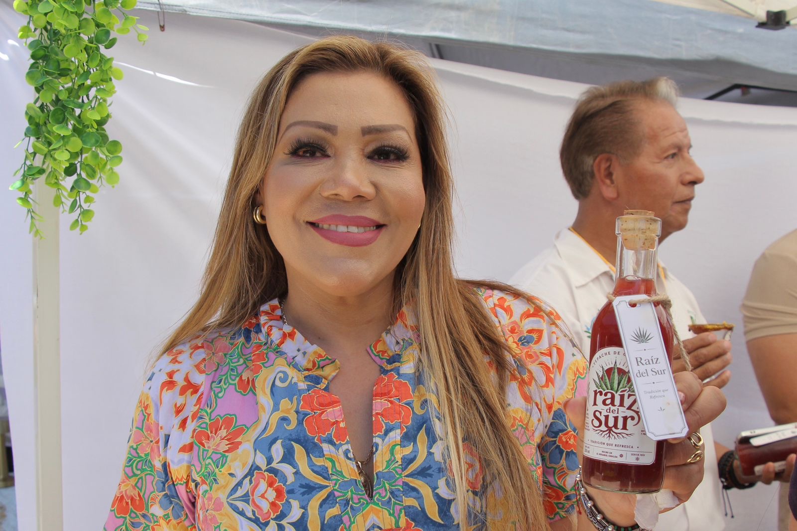 Claudia Valdez respalda a jóvenes emprendedores.