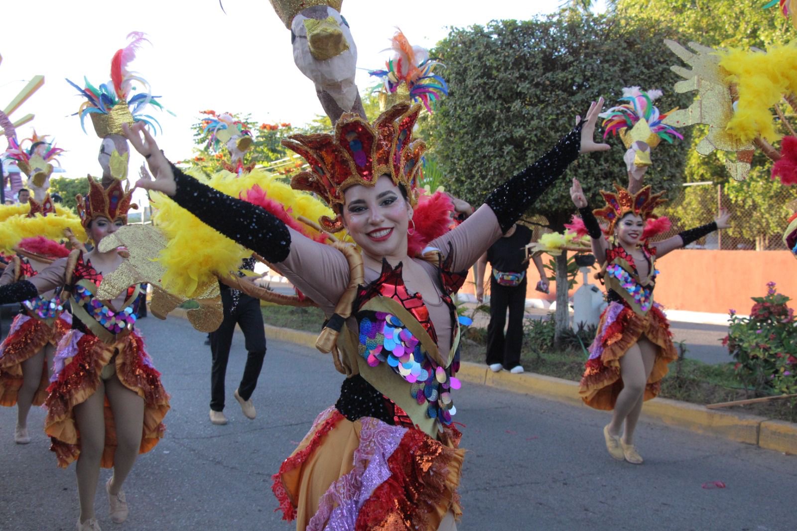 Miles de rosarenses disfrutaron de un festivo y colorido desfile del O5 de mayo.