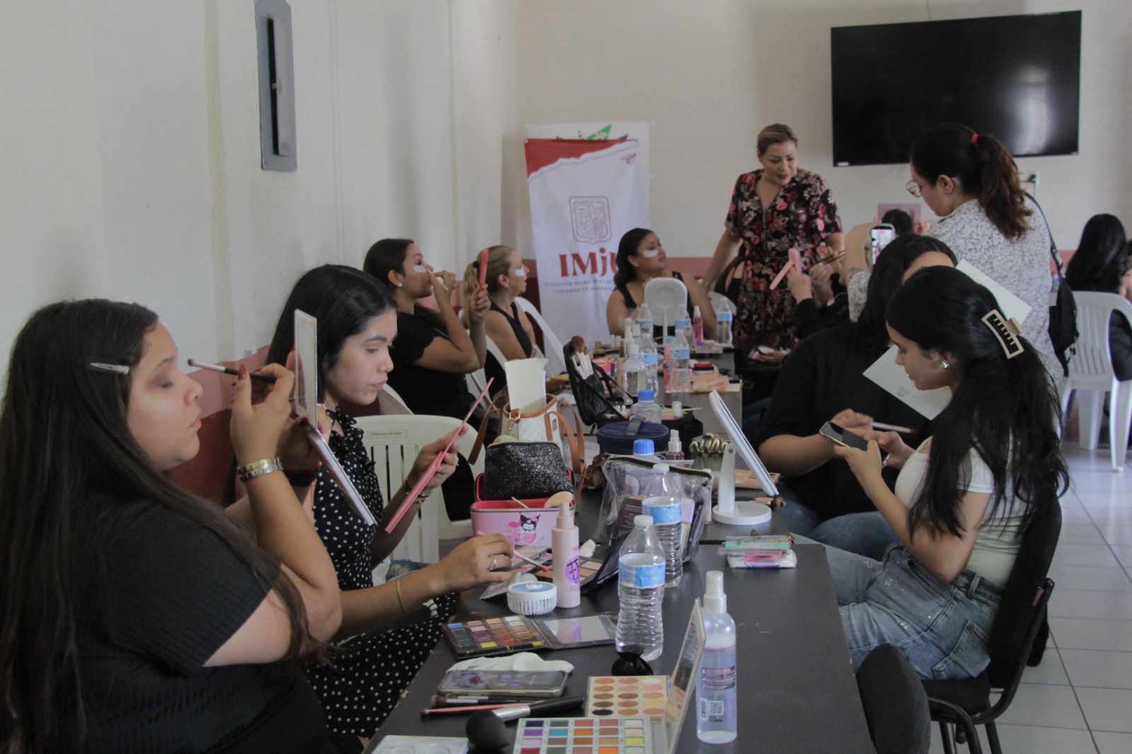 Concluye con éxito curso gratuito de maquillaje dirigido a jóvenes rosarenses